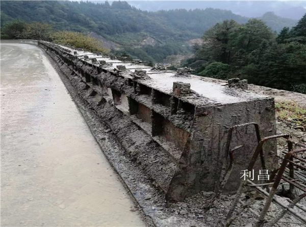 混凝土防撞墻模板